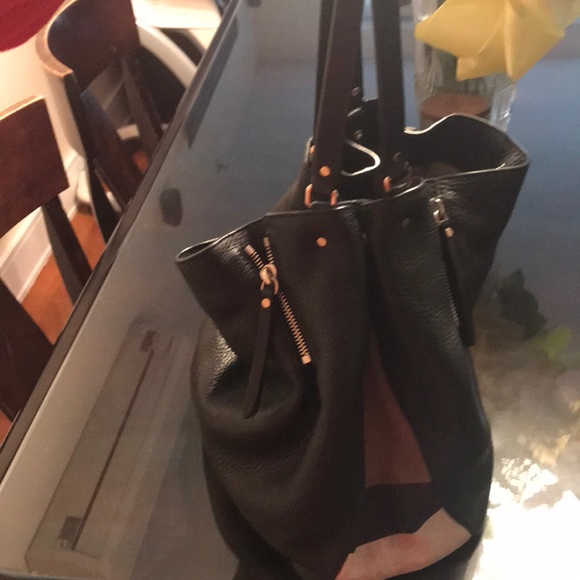 Beautiful black leather Burberry handbag. - Picture 4 of 7